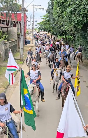 4° ENCONTRO DE CAVALEIROS E AMAZONAS DE GOIANÁ, CONTAGIA A CIDADE E REGIÃO